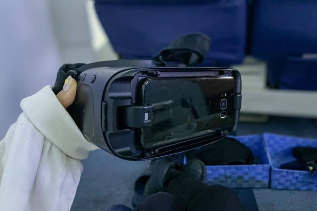 FIRST AIRLINES　スマホVRゴーグル